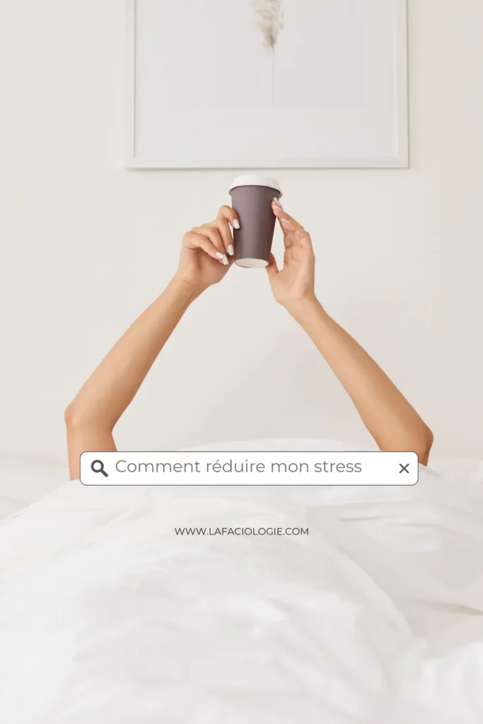 Femme pratiquant la méditation et la visualisation positive pour apaiser le mental.