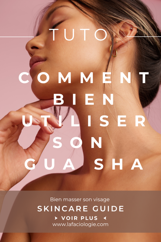 Femme souriante se massant le visage pour détendre les muscles de la mâchoire.