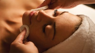 Stefany Roux, facialiste, réalisant un massage facial Kobido dans son cabinet près de Falaise.